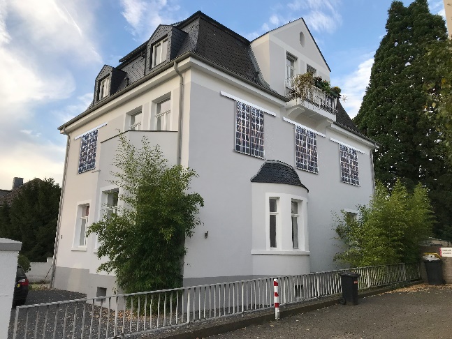 Gebäude mit solaren Fensterschiebeläden in geöffneter Position